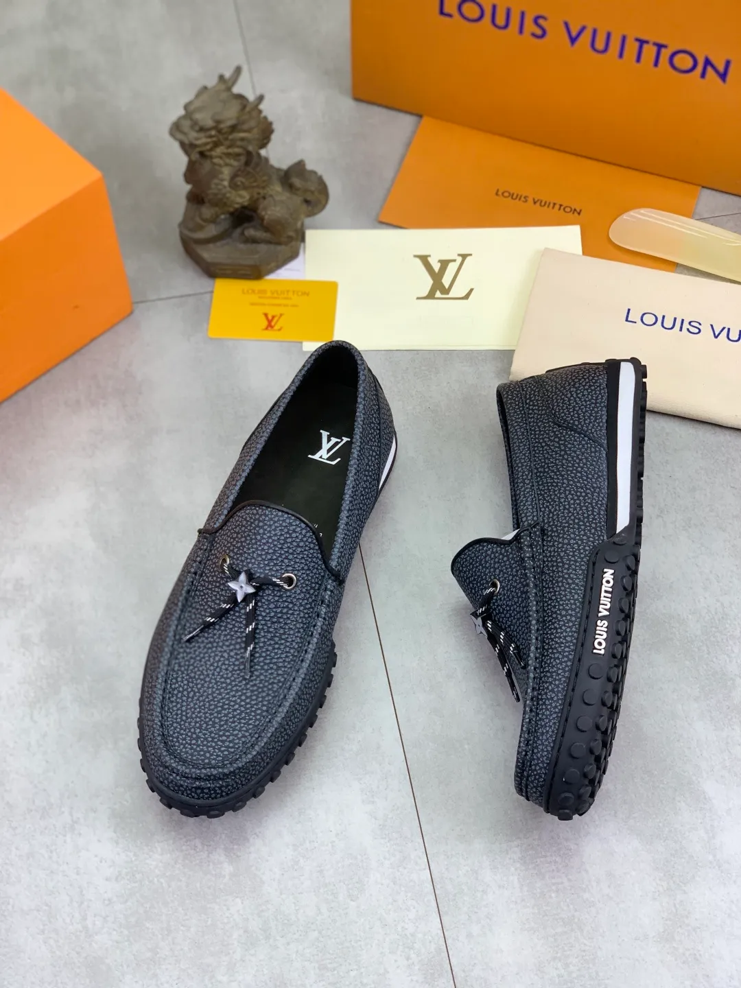 Men's Men's Shoes 💰P640 New Style 💶[LOUIS VUITTON] Water-dyed Niuli Original Order New Style 🍀LV Louis Vuitton *——Top version of LV classic leather shoes! Made of imported original calfskin, original leather side strips and wear-resistant high-end rubber outsole! High quality products! Color: black optional Size: 39-45